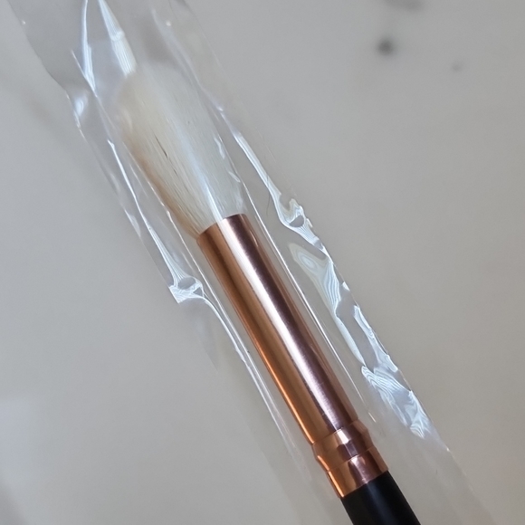 BN MORPHE R36 - POINTED HIGHLIGHTER BRUSH - Picture 2 of 3
